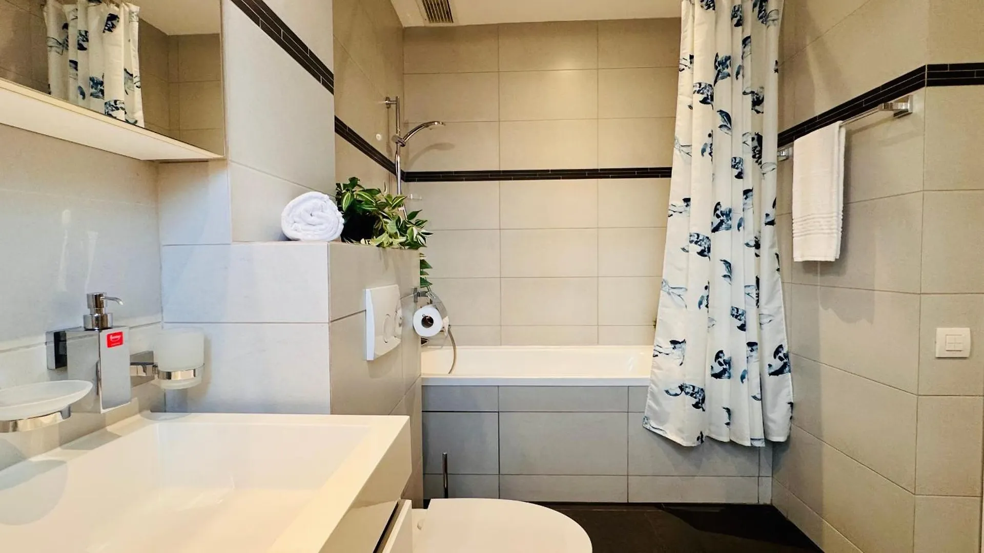 Peaceful Getaway - 1Br Apartment In Bucharest 0*,  Romania